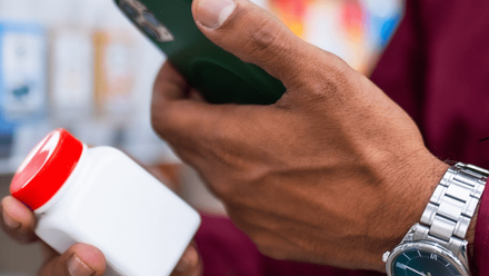 webimage-e-label_pills_bottle_phone_hands_20251209.png